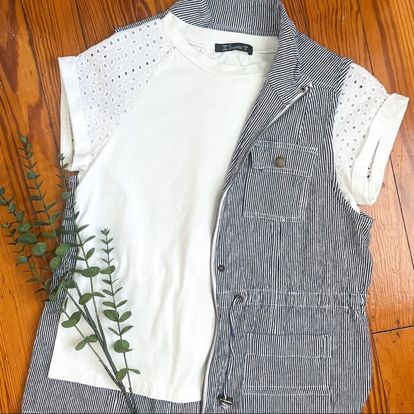 Simplee Apparel Tops - Simplee eyelet sleeves tee.